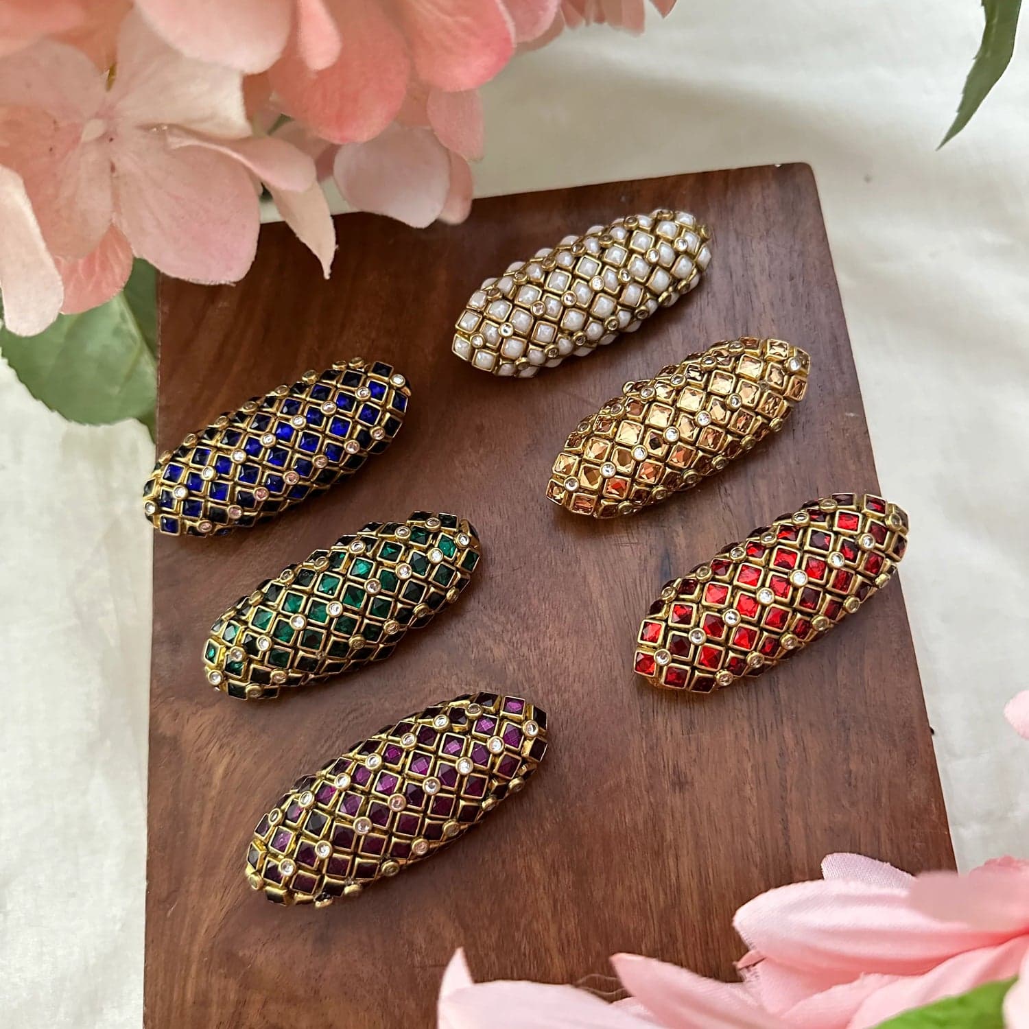 saree pins feature